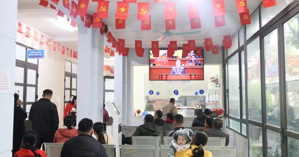 TRUNG TÂM Y TẾ KHU VỰC ĐÀ BẮC PHỤC VỤ NGƯỜI DÂN THEO DÕI ĐẠI HỘI ĐẢNG LẦN THỨ XIV